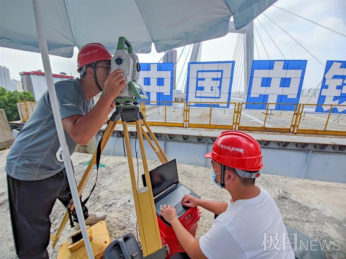 武汉建安街上跨铁路桥完成转体,1.4万吨钢箱梁空中转体83度,预计年内具备通车条件